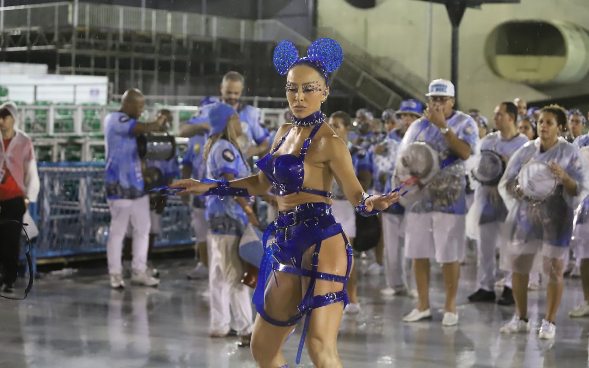 Sabrina Sato brilha no ensaio t&eacute;cnico da Unidos de Vila Isabel, no Samb&oacute;dromo, na noite deste domingo