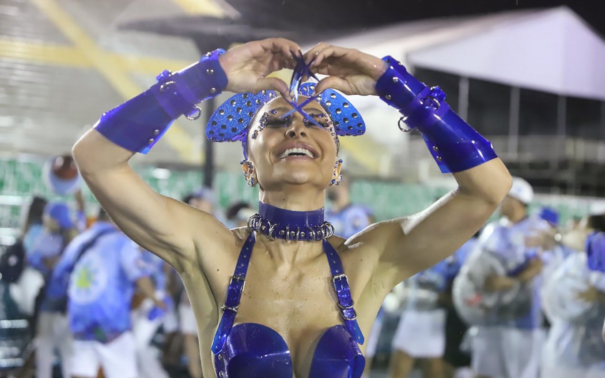 Sabrina Sato brilha no ensaio t&eacute;cnico da Unidos de Vila Isabel, no Samb&oacute;dromo, na noite deste domingo
