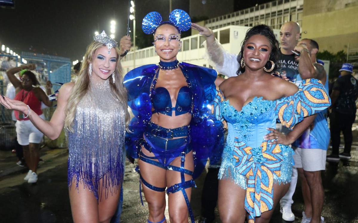 Sabrina Sato posa com as musas da Vila