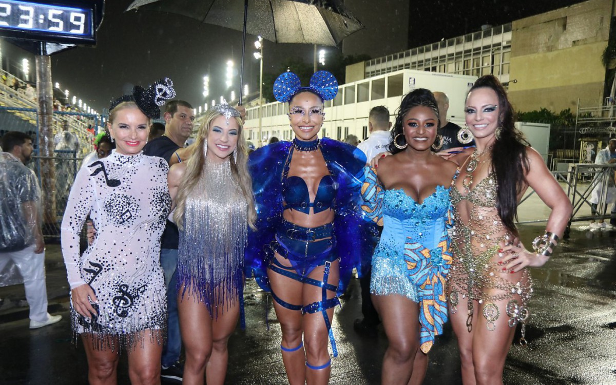 Sabrina Sato posa com as musas da Vila