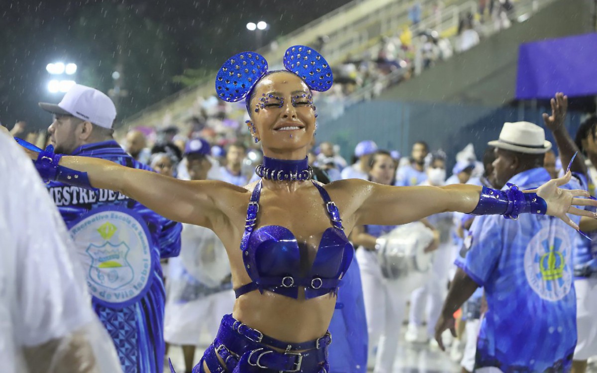 Sabrina Sato brilha no ensaio t&eacute;cnico da Unidos de Vila Isabel, no Samb&oacute;dromo, na noite deste domingo