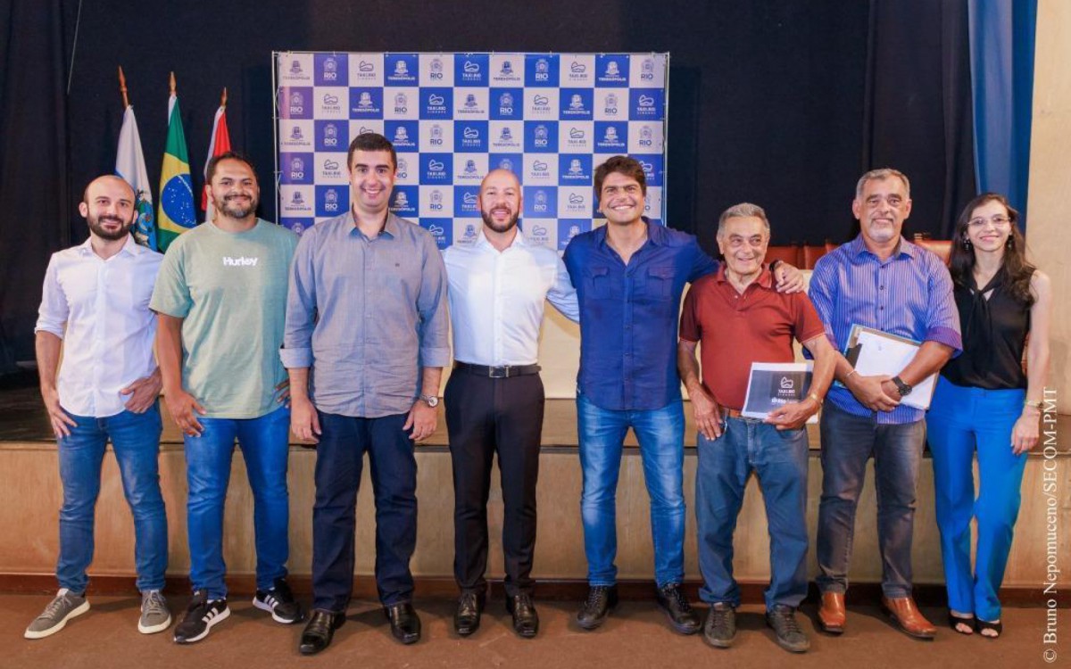 Estiveram presentes ainda os secret&aacute;rios municipais Marcos Antonio Da Luz (Seguran&ccedil;a P&uacute;blica), Vinicius Oberg (Ci&ecirc;ncia e Tecnologia) e Mauricio Weichert (Turismo), o Presidente do Sindicato dos Taxistas de Teres&oacute;polis, Onofre Corr&ecirc;a, e o Presidente da Associa&ccedil;&atilde;o dos Taxistas de Teres&oacute;polis, Rafael Vital, al&eacute;m de taxistas e a advogada do Sindicato dos Taxistas de Teres&oacute;polis, Mayara de Oliveira Pinto

