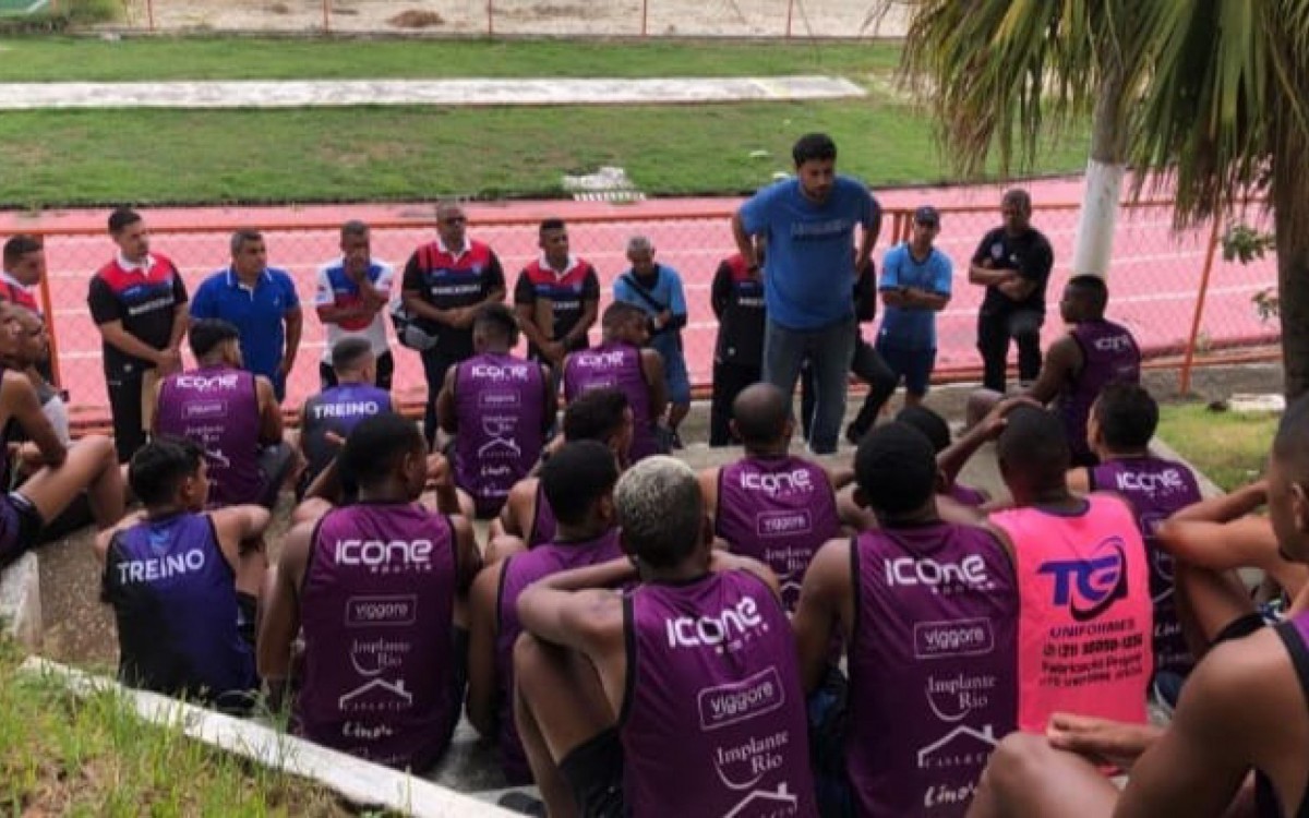 Equipe S E Belford Roxo com o t&eacute;cnico Diego Brand&atilde;o