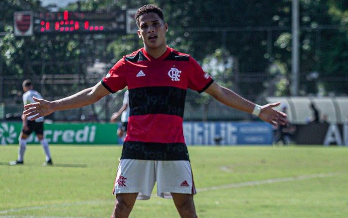 Thiaguinho atuando pelo Flamengo