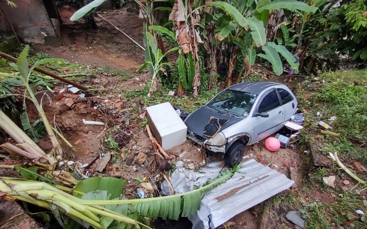 A for&ccedil;a das &aacute;guas derrubaram um muro e arrastaram um carro no bairro Balne&aacute;rio
