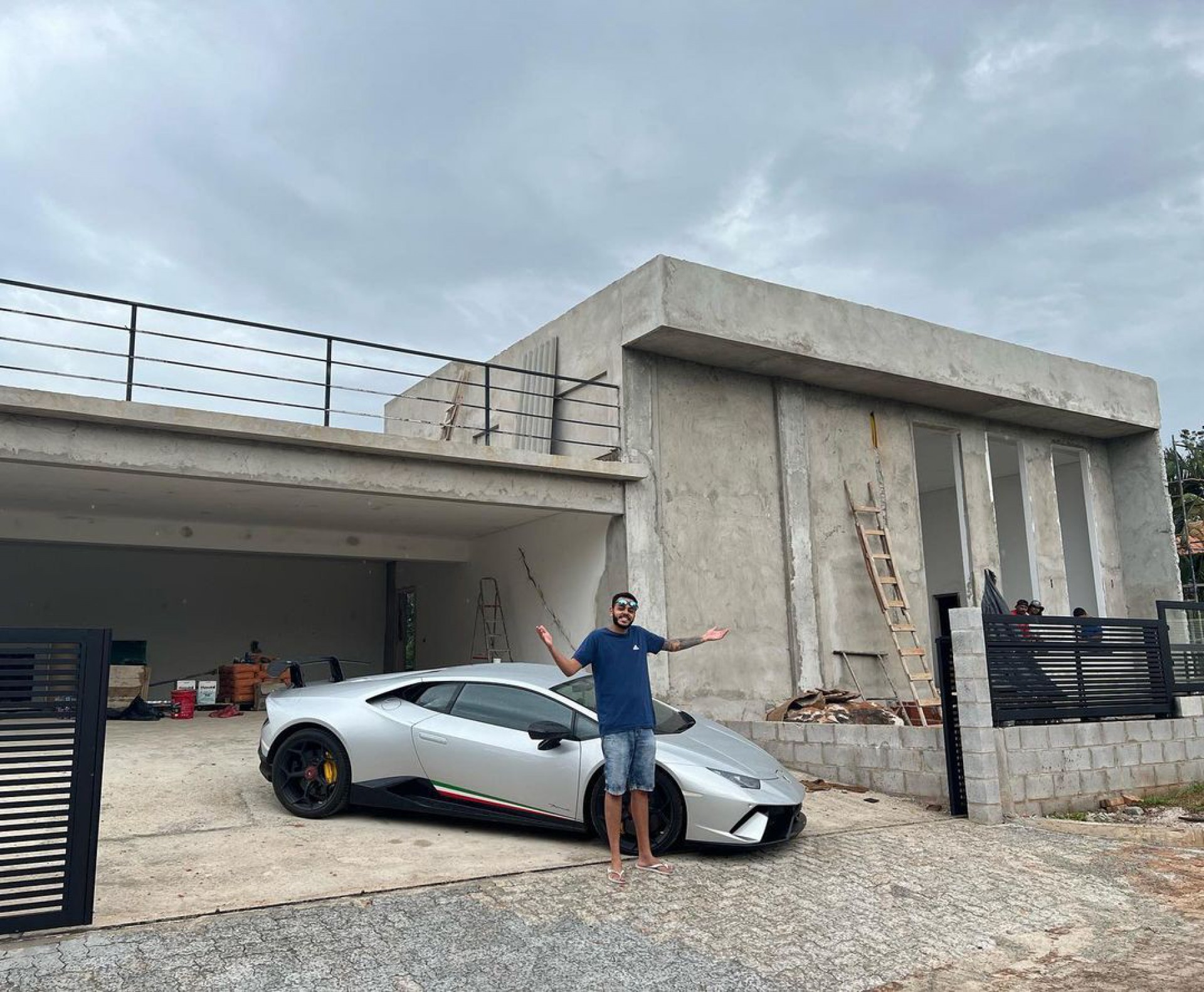 'Klebim' publicou foto no Instagram com carro de luxo em mansão que está em construção - Reprodução/Instagram