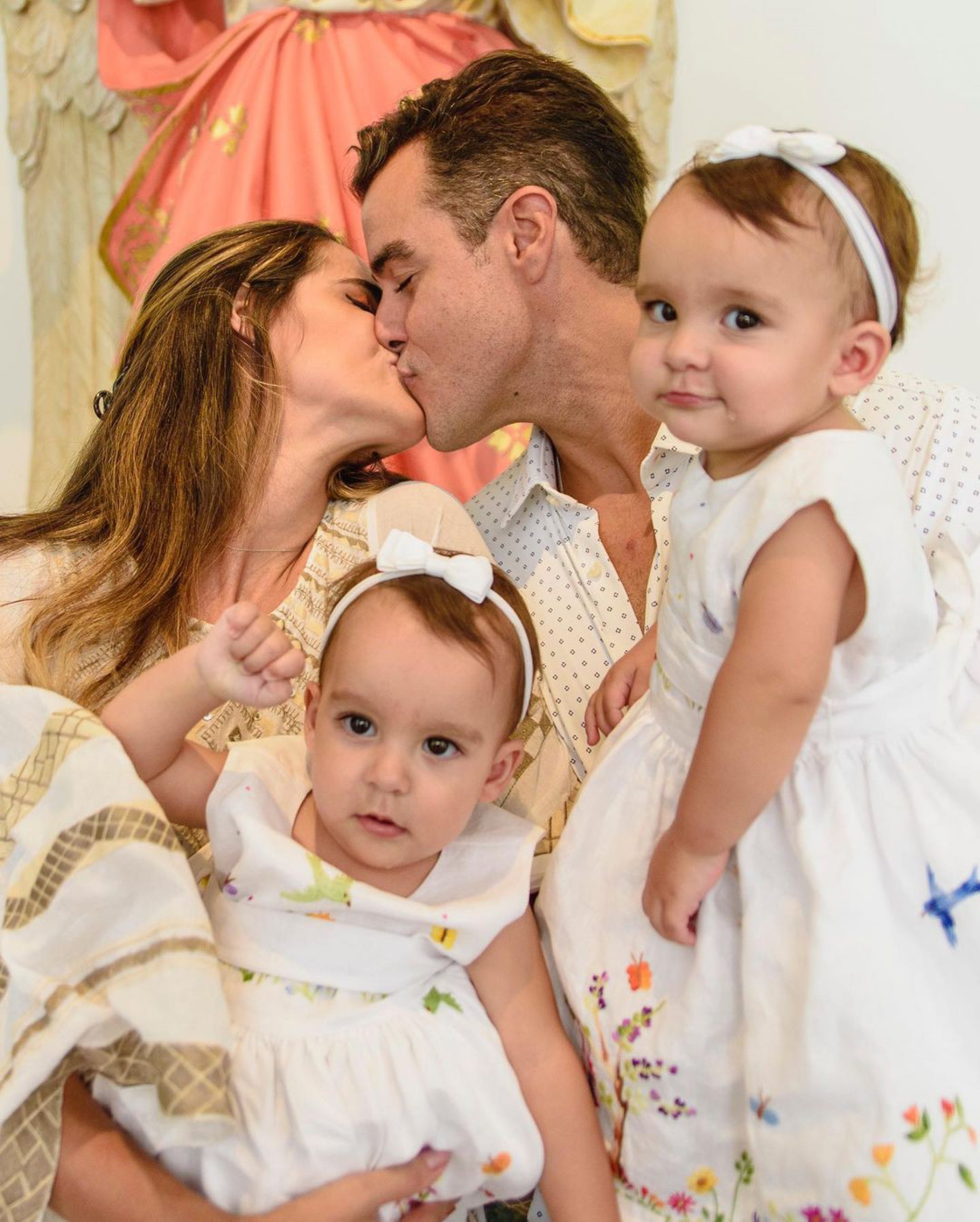 Joaquim Lopes e Marcella Fogaça realizaram o batizado das filhas no 1º aniversário de Pietra e Sophia - Reprodução/Instagram