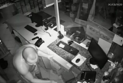 Câmera de segurança flagra ladrão roubando loja