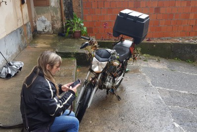 Entregador é salvo por moradores de prédio após moto ser levada pela chuva em Petrópolis