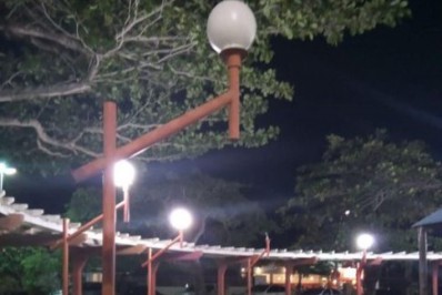 Criança encosta em poste de iluminação e leva choque em praça de Arraial