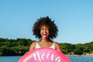 Sheron Menezzes curte despedida de solteira em passeio de barco