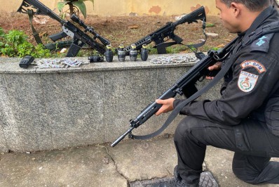 PM apreende 02 fuzis, granadas e drogas no bairro Jardim Ideal, em Belford Roxo