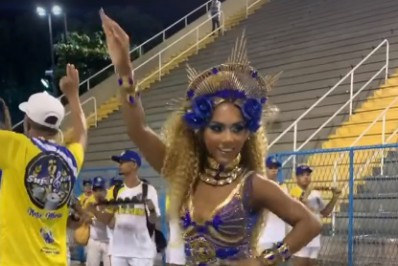 Após esbanjar sincronia com a bateria, Mayara Lima é ovacionada pelo público da Marquês de Sapucaí