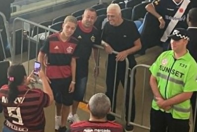 Ídolo do Vasco, Roberto Dinamite tira foto com torcedores do Flamengo, e gera reações nas redes sociais