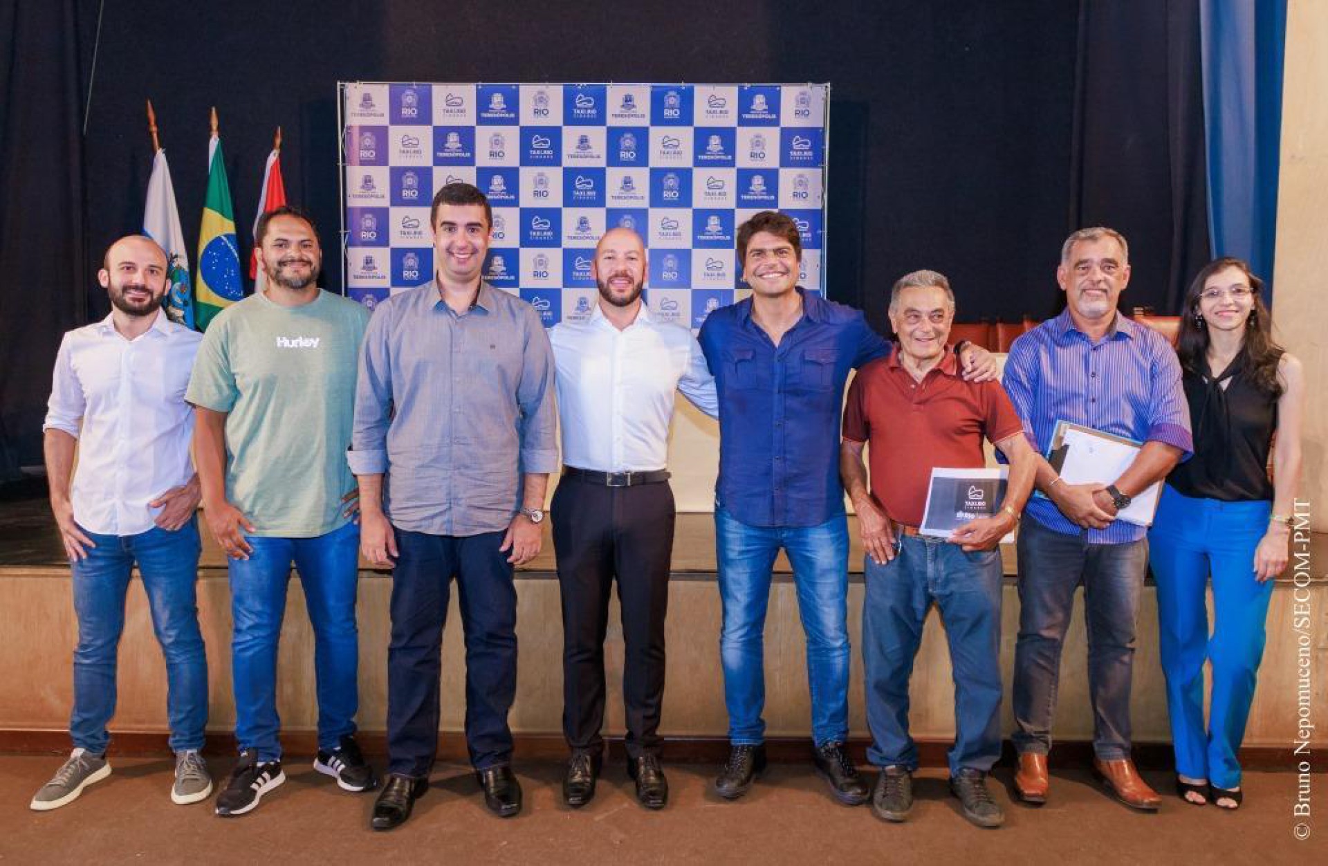 Estiveram presentes ainda os secret&aacute;rios municipais Marcos Antonio Da Luz (Seguran&ccedil;a P&uacute;blica), Vinicius Oberg (Ci&ecirc;ncia e Tecnologia) e Mauricio Weichert (Turismo), o Presidente do Sindicato dos Taxistas de Teres&oacute;polis, Onofre Corr&ecirc;a, e o Presidente da Associa&ccedil;&atilde;o dos Taxistas de Teres&oacute;polis, Rafael Vital, al&eacute;m de taxistas e a advogada do Sindicato dos Taxistas de Teres&oacute;polis, Mayara de Oliveira Pinto  - Bruno Nepomuceno