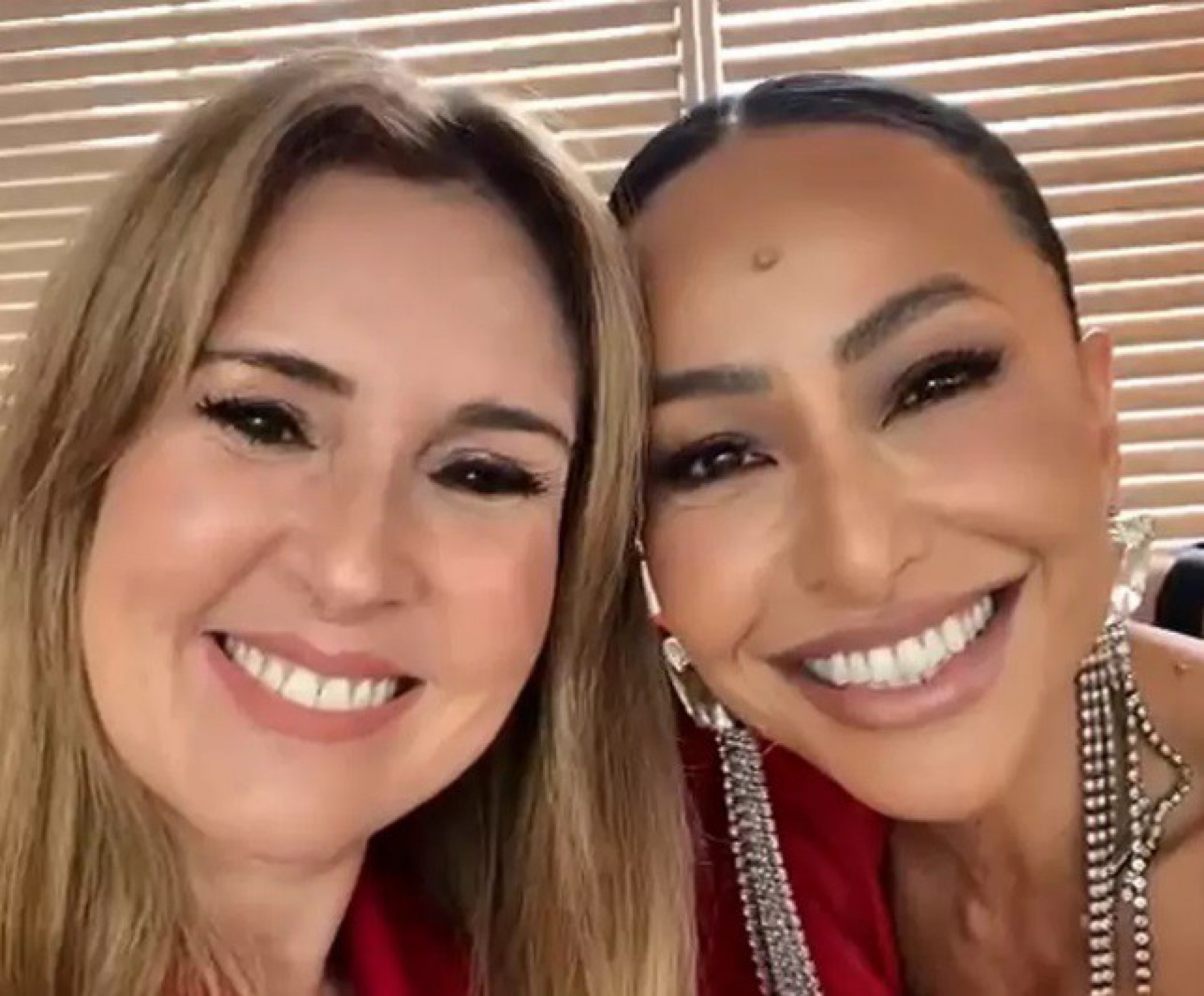 Renata Capucci e Sabrina Sato nos bastidores da entrevista - Reprodução