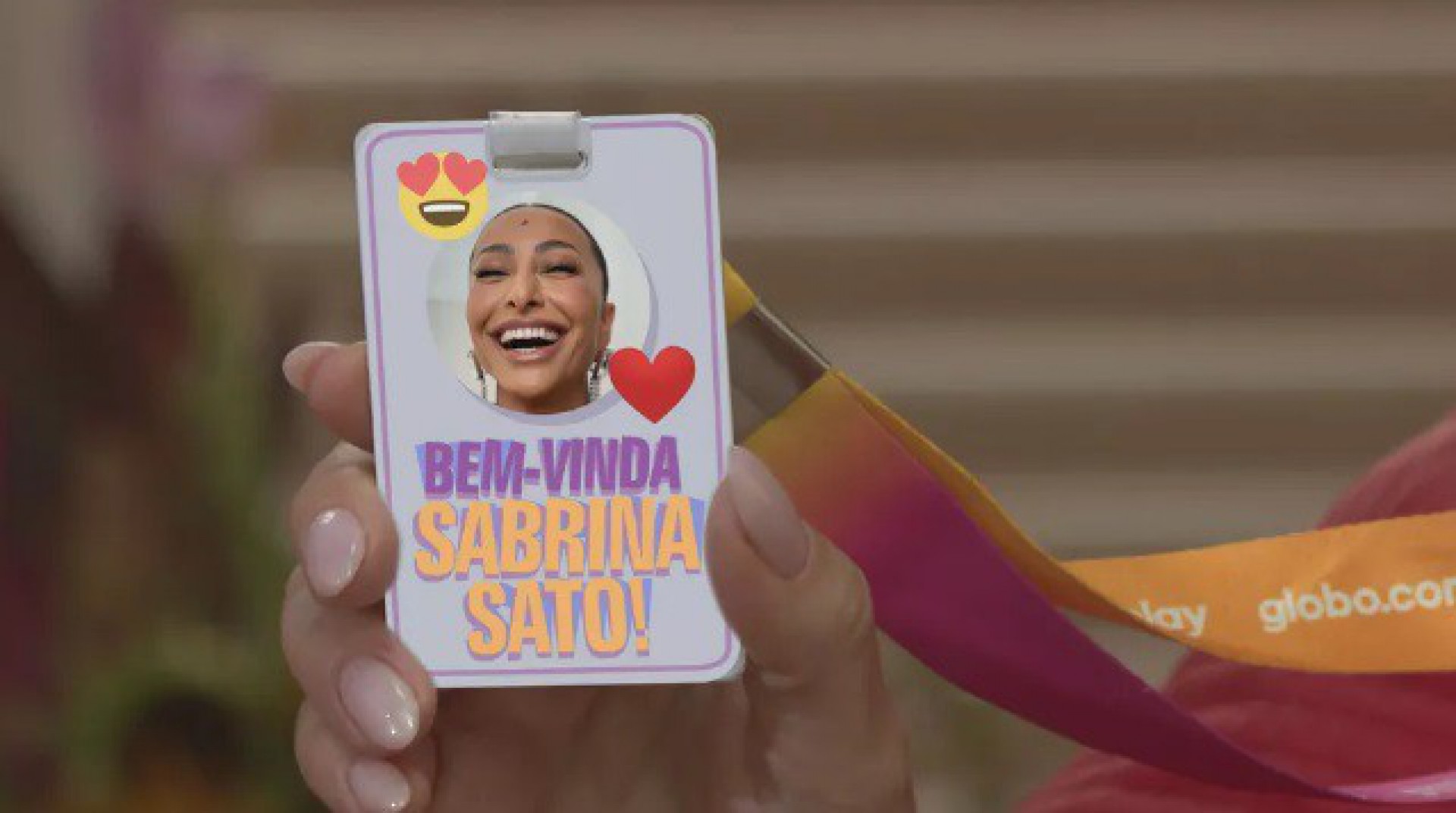 Sabrina Sato ganha crachá - Reprodução