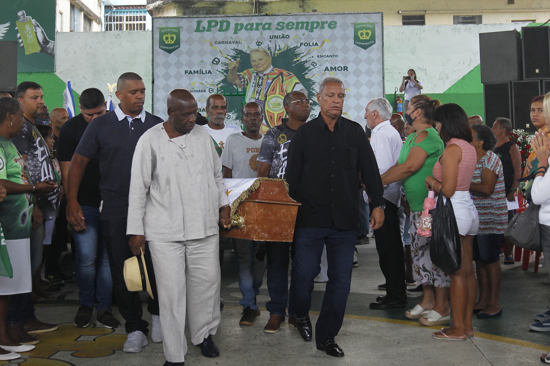 O corpo de Maria Helena, foi sepultado &agrave;s 13 horas desta segunda-feira (21) no Cemit&eacute;rio de Inha&uacute;ma, Zona Norte do Rio - Reginaldo Pimenta / Ag&ecirc;ncia O Dia
