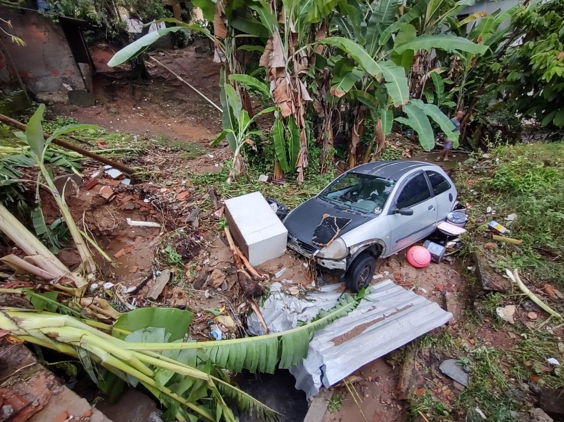 A força das águas derrubaram um muro e arrastaram um carro no bairro Balneário - Foto: Almir Lima (Agência O Dia)