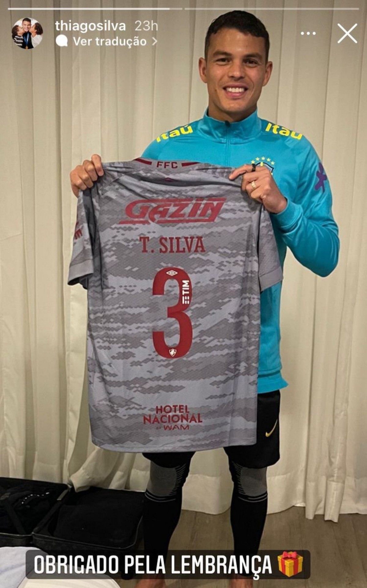 Thiago Silva recebe presente do Fluminense na Granja Comary