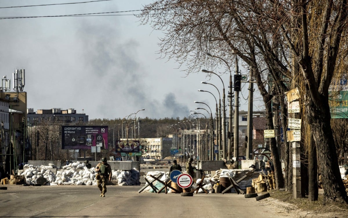 Militares ucranianos est&atilde;o em posto de controle em Kiev, capital da Ucr&acirc;nia - AFP