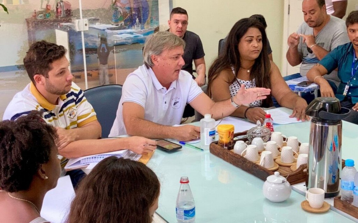 Prefeito Alexandre Martins estava em reuni&atilde;o com secret&aacute;ria de Educa&ccedil;&atilde;o, Carla Nat&aacute;lia e o subsecret&aacute;rio Maycon Souza, quando oficial de justi&ccedil;a comunicou que ele deveria se afastar imediatamente. 