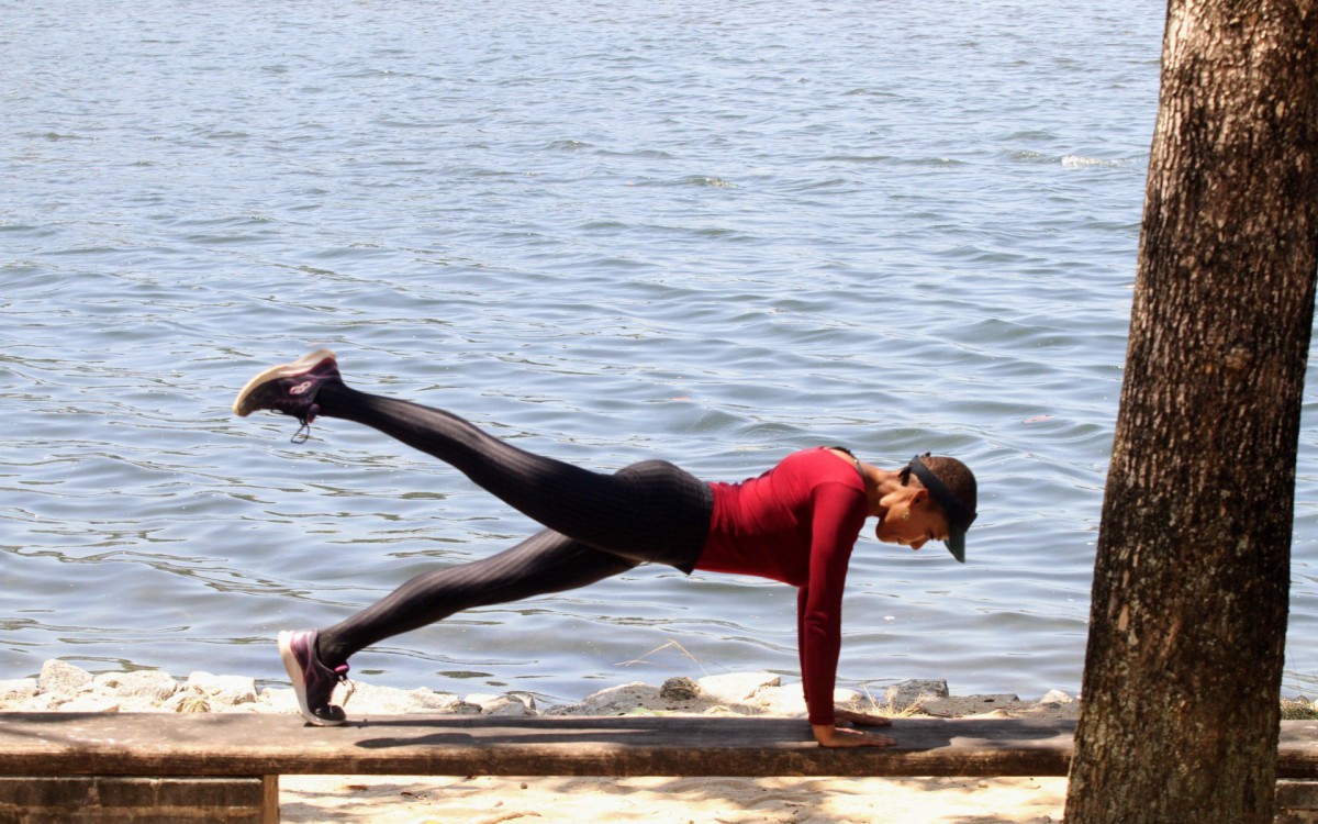 Aparecida Petrowky se exercita na Zona Sul do Rio