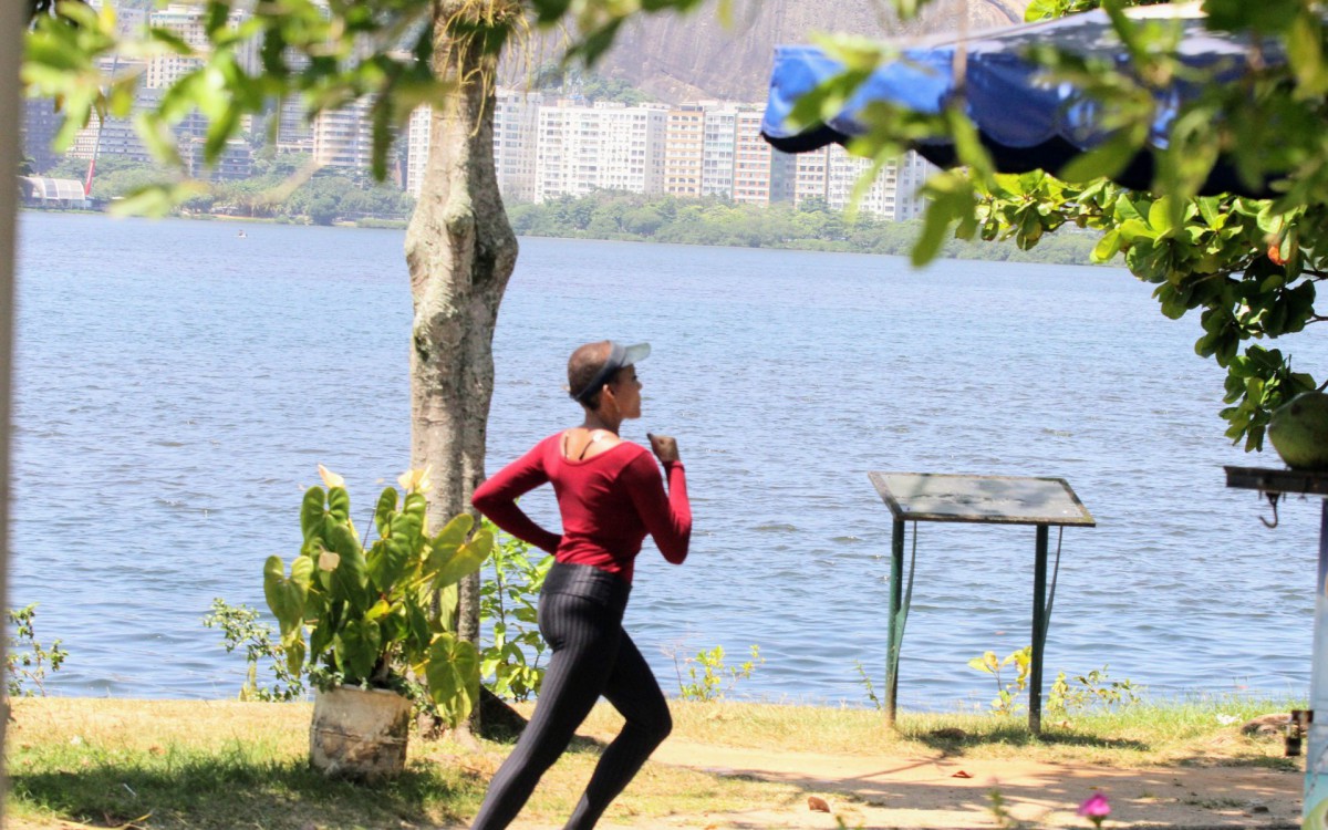 Aparecida Petrowky se exercita na Zona Sul do Rio