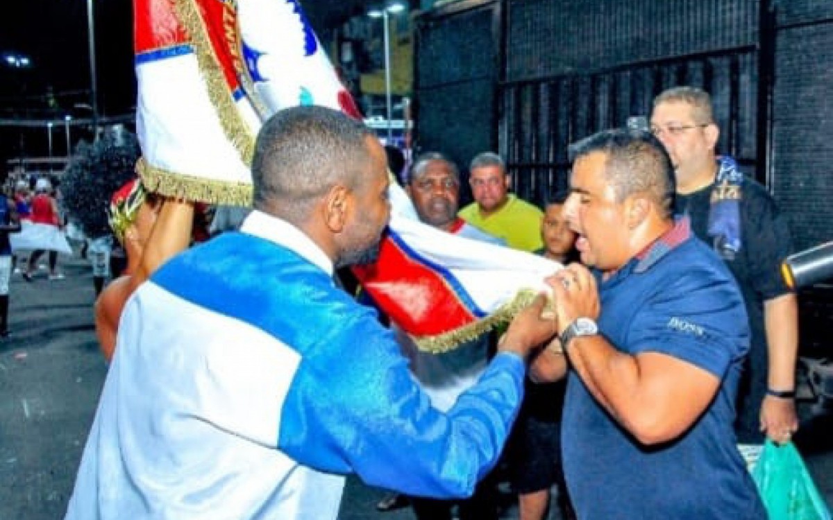 O presidente de Honra, Rodrigo Gomes saudando o pavilh&atilde;o da escola