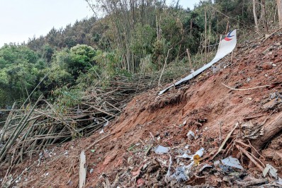 Equipes de resgate procuram vestígios de passageiros de avião que caiu no sudoeste da China