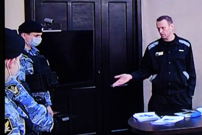 Opositor russo Navalny é condenado a nove anos de prisão por fraude