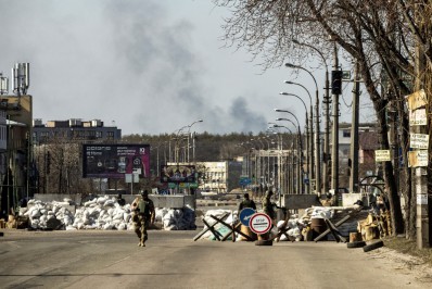 Com toque de recolher, Kiev se prepara para ataque russo