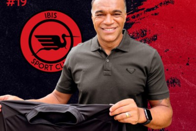 É sério? Ex-atacante do Flamengo deixa aposentadoria e anuncia acerto com o Íbis