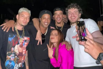 Encontro de milhões! Anitta e outros famosos curtem festa de aniversário de Ronaldinho Gaúcho