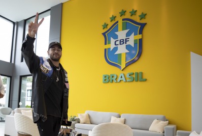 Neymar se apresenta e seleção brasileira só aguarda Everson para ficar completa