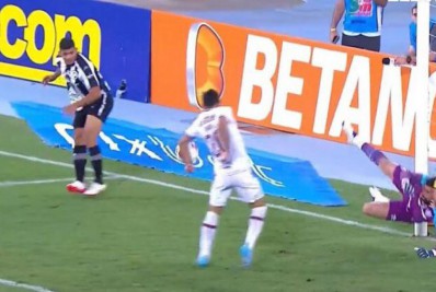 Comentaristas afirmam que Botafogo foi prejudicado pela arbitragem em jogo contra o Fluminense