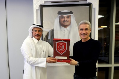 Prestes a assumir o Botafogo, Luís Castro se despede do Al-Duhail e recebe homenagem do clube