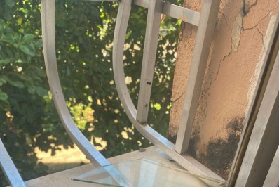 Vídeo: revoltado, dono de restaurante apedreja janela de cliente após cancelamento do pedido