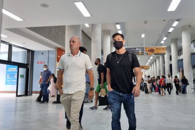 Luis Oyama desembarca no Rio e se prepara para assinar com o Botafogo