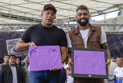 Nunes e Gabigol são homenageados e colocam os pés na Calçada da Fama do Maracanã