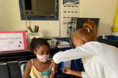 Começa vacinação itinerante contra a Covid-19 nas escolas municipais