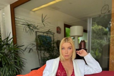 De lingerie vermelha, Luiza Possi fala sobre autoestima após a maternidade