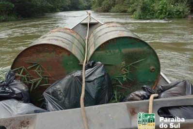Quase uma tonelada de lixo foi retirada do rio Paraíba do Sul em 1 ano
