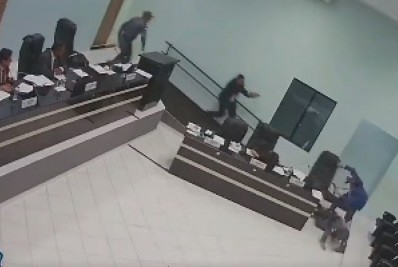 Vereador saca arma e aponta para colega da Câmara no MT: 'Vossa excelência, seja homem!'