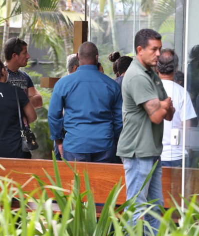 Familiares e amigos se despedem de Thiago Costa, diretor de unidade do Degase morto a tiros - Cleber Mendes/Agência O Dia