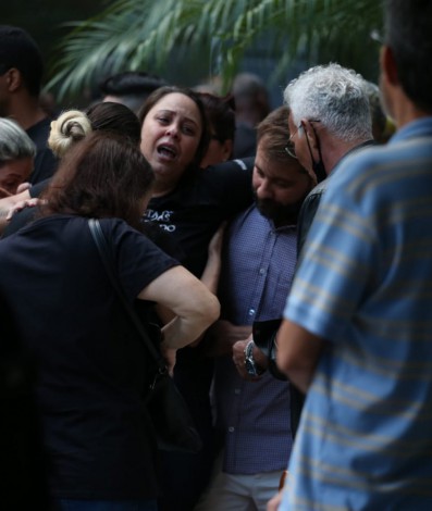 Familiares e amigos se despedem de Thiago Costa, diretor de unidade do Degase morto a tiros - Cleber Mendes/Agência O Dia