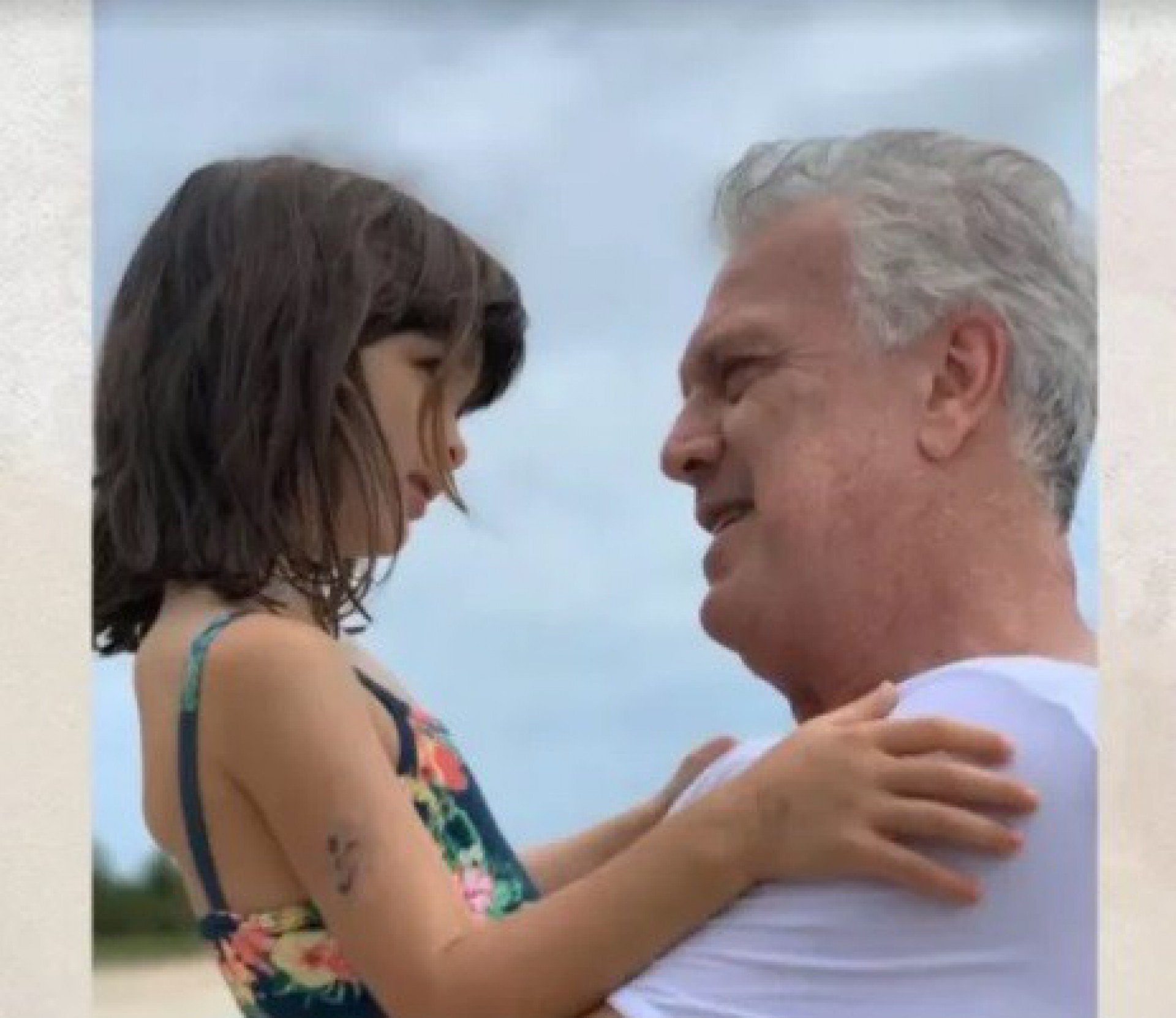 Pedro Bial mostra fotos com os filhos - Reprodução/ Mais Você 