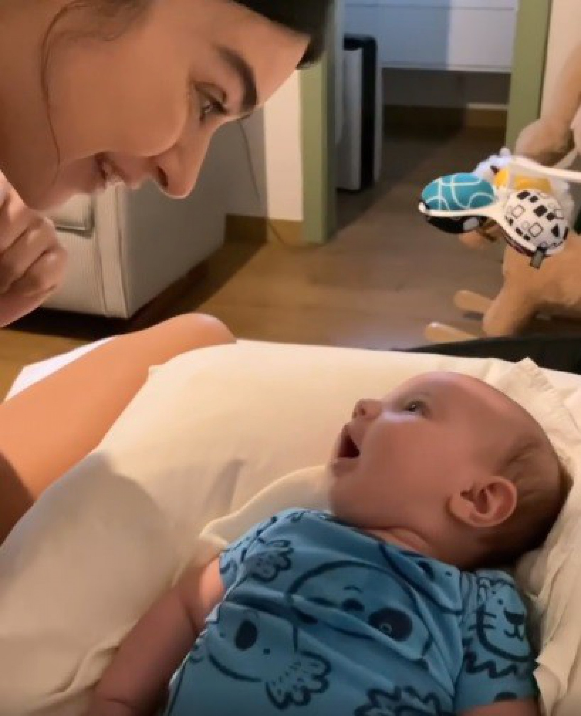 Thaila Ayla 'conversa' com o filho Francisco  - Reprodução 