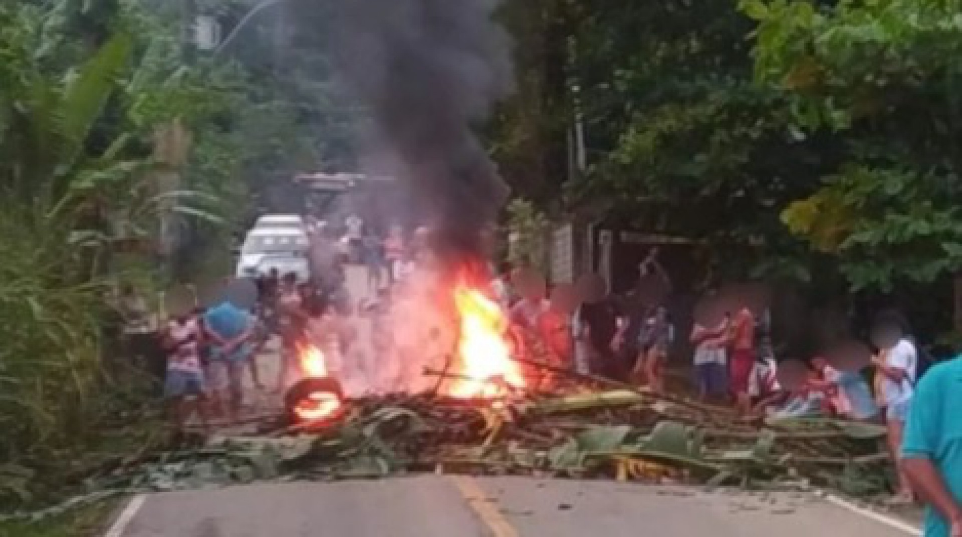 Duas comunidades precisaram protestar para que a energia fosse restabelecida - Foto: Reprodução internet