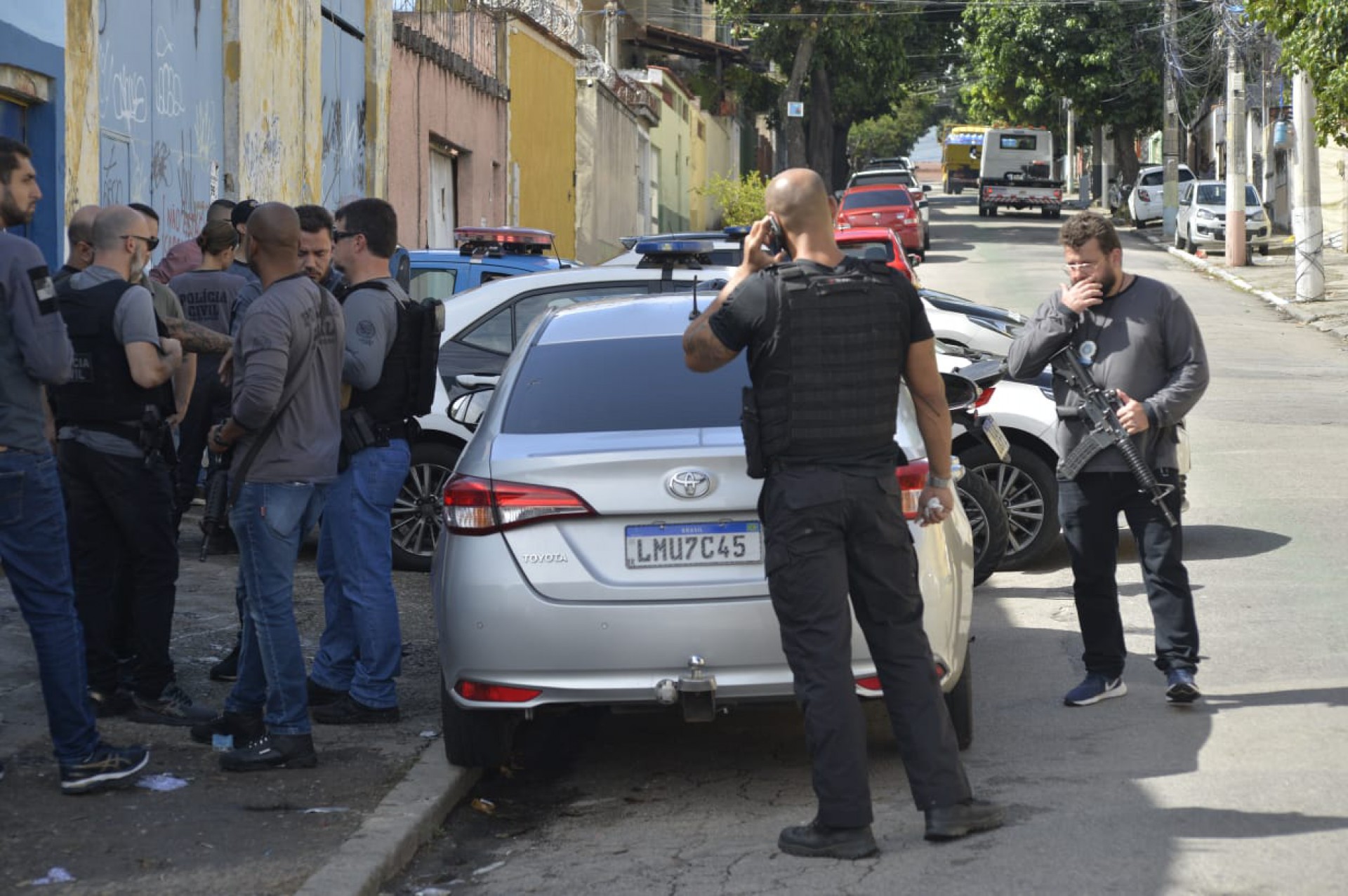 Agente estava no banco do motorista de um carro quando foi encontrado por policiais - Fabio Costa/ Agência O Dia